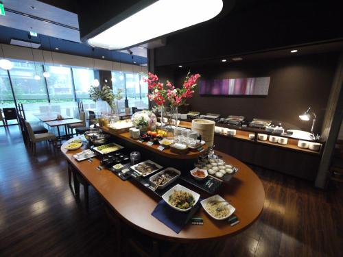 東京的住宿－大東京淺草橋路途飯店，餐厅的餐桌上放着食物