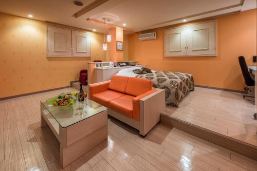 - une chambre à l'hôpital avec un lit et un canapé dans l'établissement Restay Utsunomiya (Adult Only), à Utsunomiya