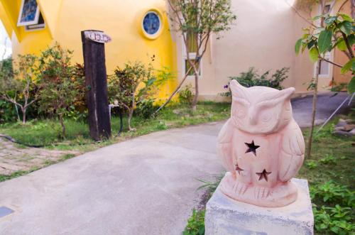 a statue of a cat sitting on a cement block at Kenting Ha-Bi Star Fort in Hengchun