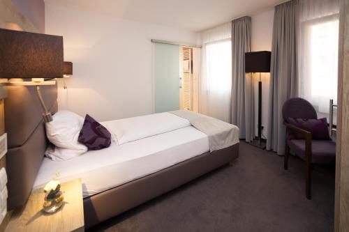 Una cama o camas en una habitación de DasSchaffers - MeinWohlfühlhotel