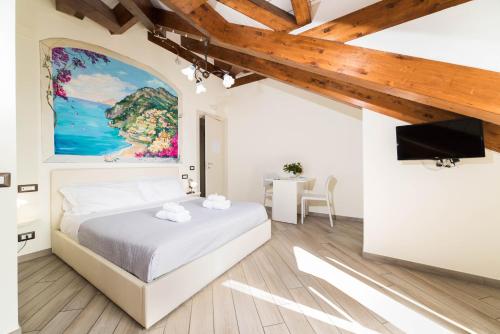 アジェーロラにあるB&B Kebontàの大きなベッドとテレビのある寝室