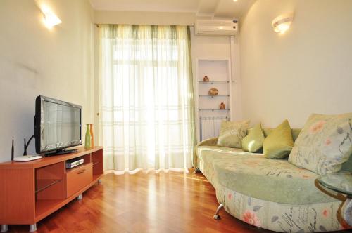 a living room with a couch and a television at DayFlat Apartments Maidan Area in Kyiv