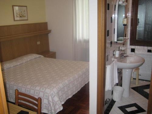 Ett badrum på Hotel Ristorante Dotto