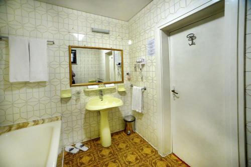 Bilik mandi di Casa Negustorului