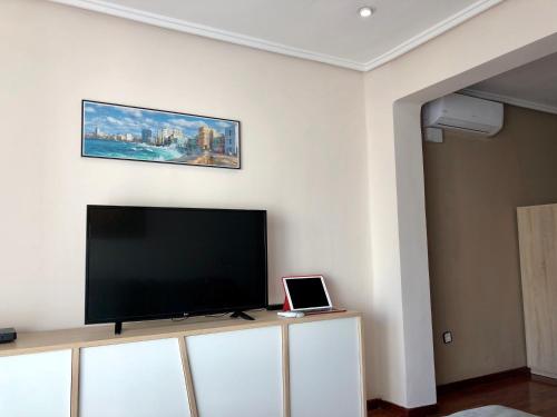 Apartamento Playa el Cabanyalにあるテレビまたはエンターテインメントセンター