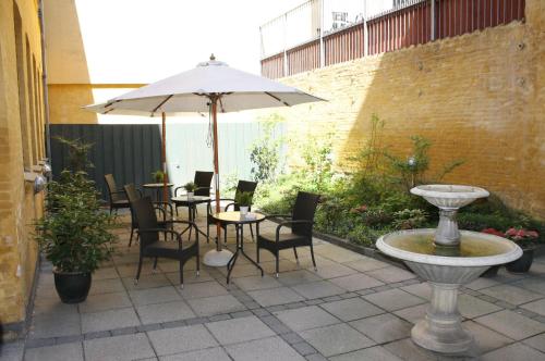 En terrasse eller udendørsområde på City Hotel Nebo