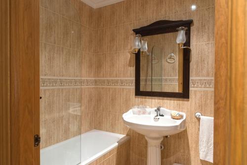 Phòng tắm tại Hotel-Restaurante La Sima