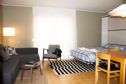 基耶薩伊恩瓦爾馬倫科的住宿－Appartamento in centro a Chiesa Valmalenco，客厅配有沙发和1张床