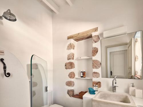 Kylpyhuone majoituspaikassa Patmos Eye Traditional Luxury Villas