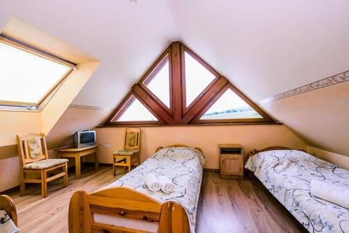 Un pat sau paturi într-o cameră la Pensjonat WOLSKI