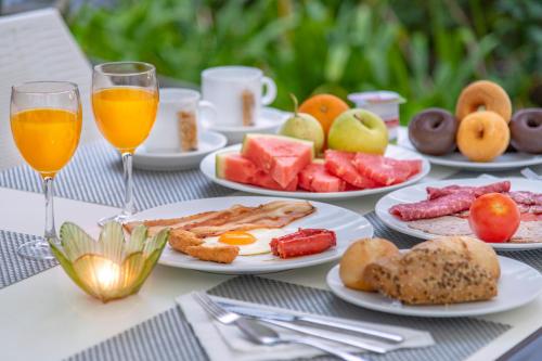 卡里拉夏日酒店的餐桌,带早餐盘和橙汁