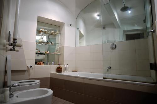 y baño con bañera, aseo y lavamanos. en Grotte Flat, en Roma