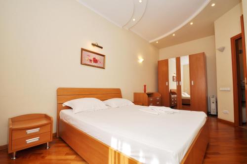 a bedroom with a large white bed in a room at DayFlat Apartments Golden Gate Area in Kyiv
