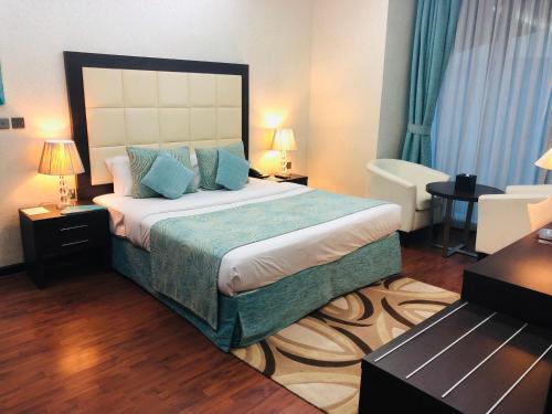 Una cama o camas en una habitación de Gokulam Park Doha