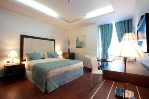 Una cama o camas en una habitación de Gokulam Park Doha
