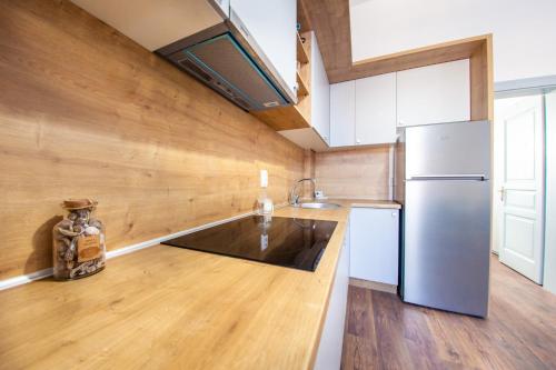 a kitchen with a sink and a refrigerator at Central Luxury 1 in Cluj-Napoca
