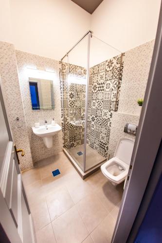 a bathroom with a shower and a toilet and a sink at Central Luxury 2 in Cluj-Napoca