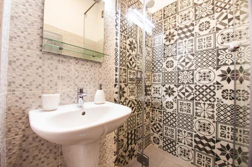 bagno con lavandino e specchio di Central Luxury 2 a Cluj-Napoca