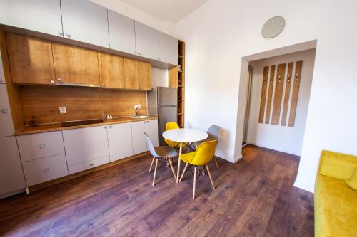 a kitchen with a table and chairs in a room at Central Luxury 2 in Cluj-Napoca