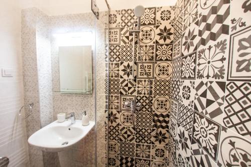 a bathroom with a sink and a mirror at Central Luxury 2 in Cluj-Napoca