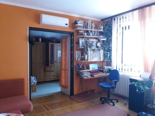 an office with a desk and a chair in a room at Budakeszi magánszállás in Budakeszi