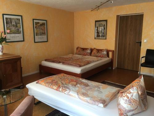 フライブルク・イム・ブライスガウにあるFerienwohnung Bei Franka mit Saunaのベッドルーム1室(ベッド2台、テーブル付)