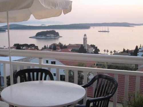 Apartment in Hvar town with sea view, terrace, air conditioning, Wi-Fi (3666-4)