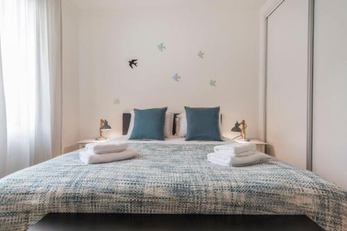 リスボンにあるLovelyStay - Family-Friendly Apartment Downtownのベッドルーム(青い枕の大型ベッド1台付)