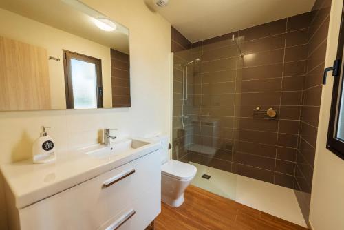 a bathroom with a shower and a toilet and a sink at VILLA DELICIOUS GOLF in Caleta De Fuste