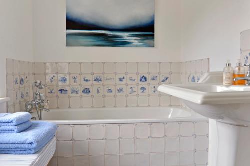 y baño con lavamanos, bañera y lavamanos. en Little Friston Lodge en Eastbourne