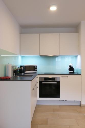 Una cocina o cocineta en River Residence