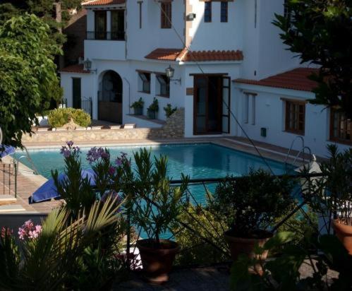 - une piscine en face d'une maison ornée de plantes dans l'établissement Hotel Alcadima, à Lanjarón