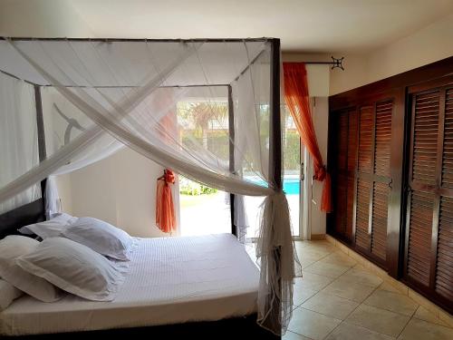 Ένα ή περισσότερα κρεβάτια σε δωμάτιο στο Safari Village Saly