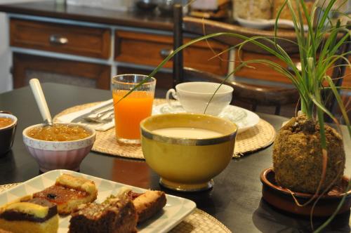 una tavola ricoperta di piatti di cibo e succo d'arancia di Ca' Barbona a Lido di Classe