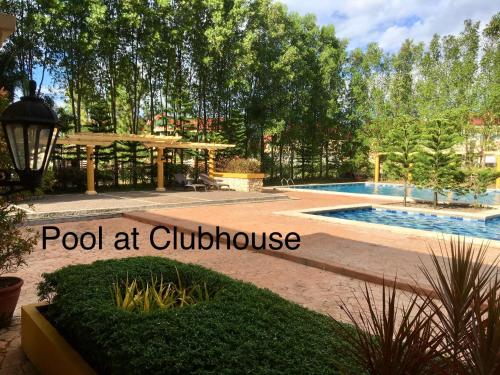 een zwembad in een huis met een tuinhuisje bij Camella Homes Mandalagan in Bacolod