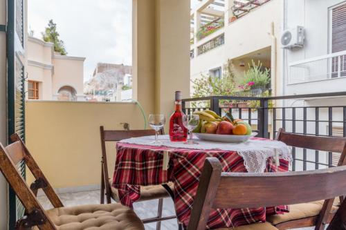 アテネにあるThe Traditionalのバルコニーにテーブルとフルーツの盛り合わせ