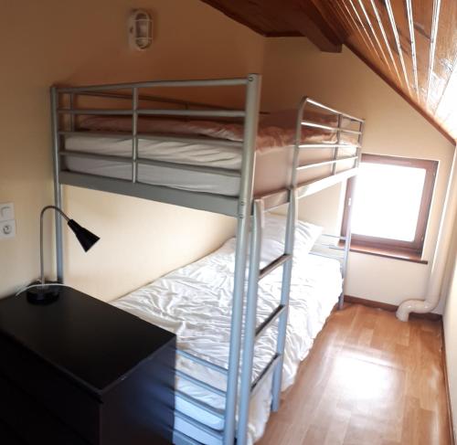 GerbépalにあるLa Mauselaineのデスク、二段ベッドが備わるドミトリールームのベッド1台分です。