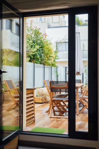 una vista da una finestra di un patio con tavolo e sedie di Le Foch a Nizza