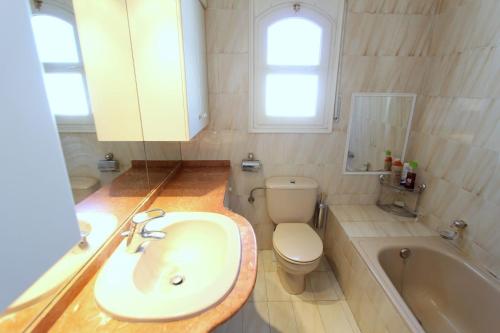 エンプリアブラバにあるLEON INMO Villa Jean - 10035のバスルーム(洗面台、トイレ、バスタブ付)