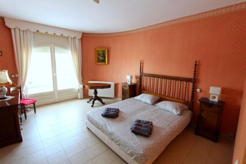 um quarto com uma cama com duas toalhas em LEON INMO Villa Jean - 10035 em Empuriabrava