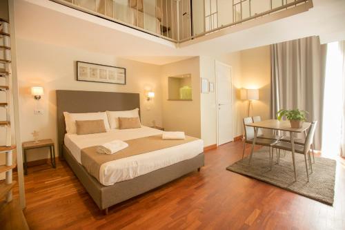 une chambre avec un grand lit et une table dans l'établissement B&B Palazzo Depretis, à Naples