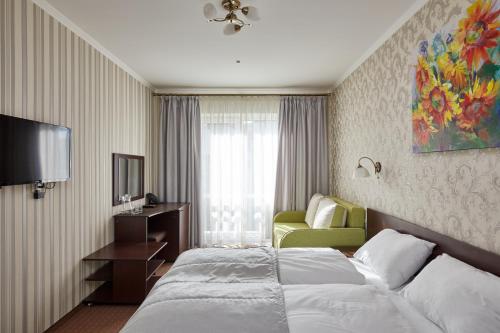 バコヴェルにあるKasimir Hotel Roomsのベッドとソファ付きのホテルルーム