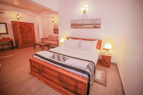 a bedroom with a large bed in a room at Villa Paradise in Hikkaduwa