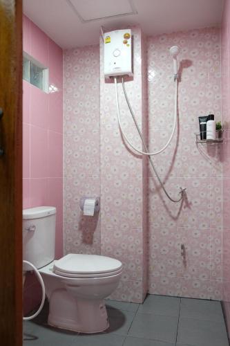 チェンマイにあるTangmo Houseのピンクのバスルーム(トイレ、シャワー付)
