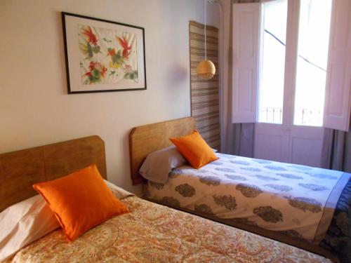 サン・ホアン・デ・レ・アバデセスにあるCA`L MOSSENのベッドルーム1室(ベッド2台、窓付)