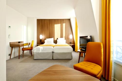 מיטה או מיטות בחדר ב-Best Western Plus 61 Paris Nation Hotel