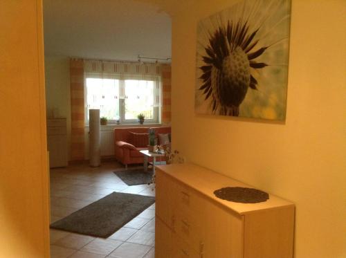 uma sala de estar com uma fotografia de um ananás na parede em Ferienwohnung Christine em Tanzfleck