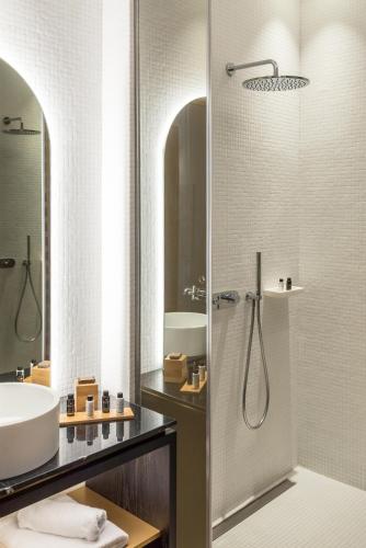 Ein Badezimmer in der Unterkunft S Paul City Hotel