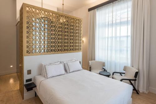 Una cama o camas en una habitación de S Paul City Hotel