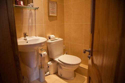 A bathroom at The City Hotel 